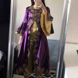  - En jättefin henna klänning! - Set som består av byxor, topp och den långa ”koftan” - Stl. 36, (byxorna är ganska korta på mig som är 1,68) - Aldrig använts! - Pris: 200kr + frakt🛍