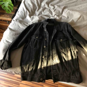  - Säljer min inprinsip oanvända svarta jeansjacka! Den är i strl L men är inte så stor i strl .Men som sagt säljer den för att det inte är min stil riktigt längre. Köptes för 300 kr. Möts upp i Nacka/Stockholm eller fraktar (köparen står för frakten) 