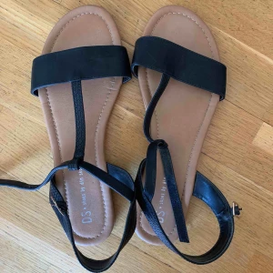  - FLYTTRENSNING!!  2 för 3 på allt fram t.o.m. sista maj. Frakt betalas av köparen. Billigaste på köpet.  Upptäckte att jag hade två likadana par. Dessa har endast använts nån enstaka gång. 