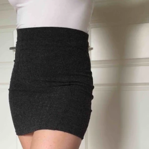  - Grå-svart tight kjol från bikbok. Använd 1-2 ggr. Frakt på 49kr tillkommer!