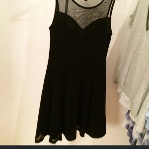 - Svar festklänning ifrån H&M, aldrig använd. 