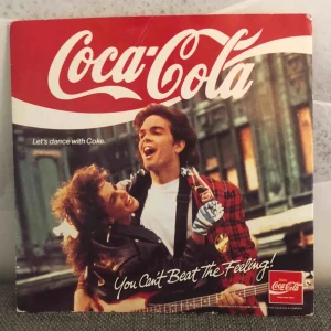  - SÅLD!  En liten coca-cola LP-skiva. Har en del repor så vet inte om den fungerar, har själv haft den som dekoration. (18x18cm stor, Frakt tillkommer)