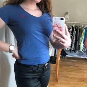  - Snygg blå t-shirt från Polo Ralph Lauren. Aldrig använd pga inte riktigt min färg, alltså i mycket bra skick! Köparen står för frakt 💓