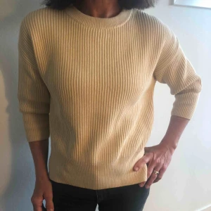 Krämvit stickad tröja - Vårtröja från COS använd 2 gånger, väldigt fint skick. Möts upp i Stockholm, annars står köparen för frakten. 