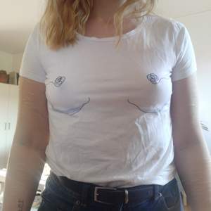 En t-shirt med brösttryck, köpt av ett UngdomsFöretag. Aldrig använd! Självaste tröjan är från H&M DIVIDED, men trycket är gjort av UngdomsFöretag. Kan mötas upp i Linköping, annars står köparen för frakten 😊