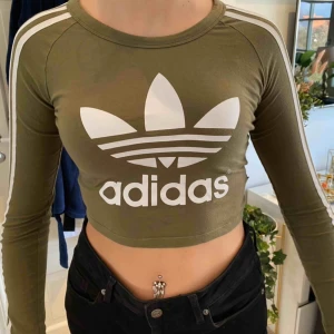  - En croppad topp från adidas , nästintill oanvänd. Jättefint skick 