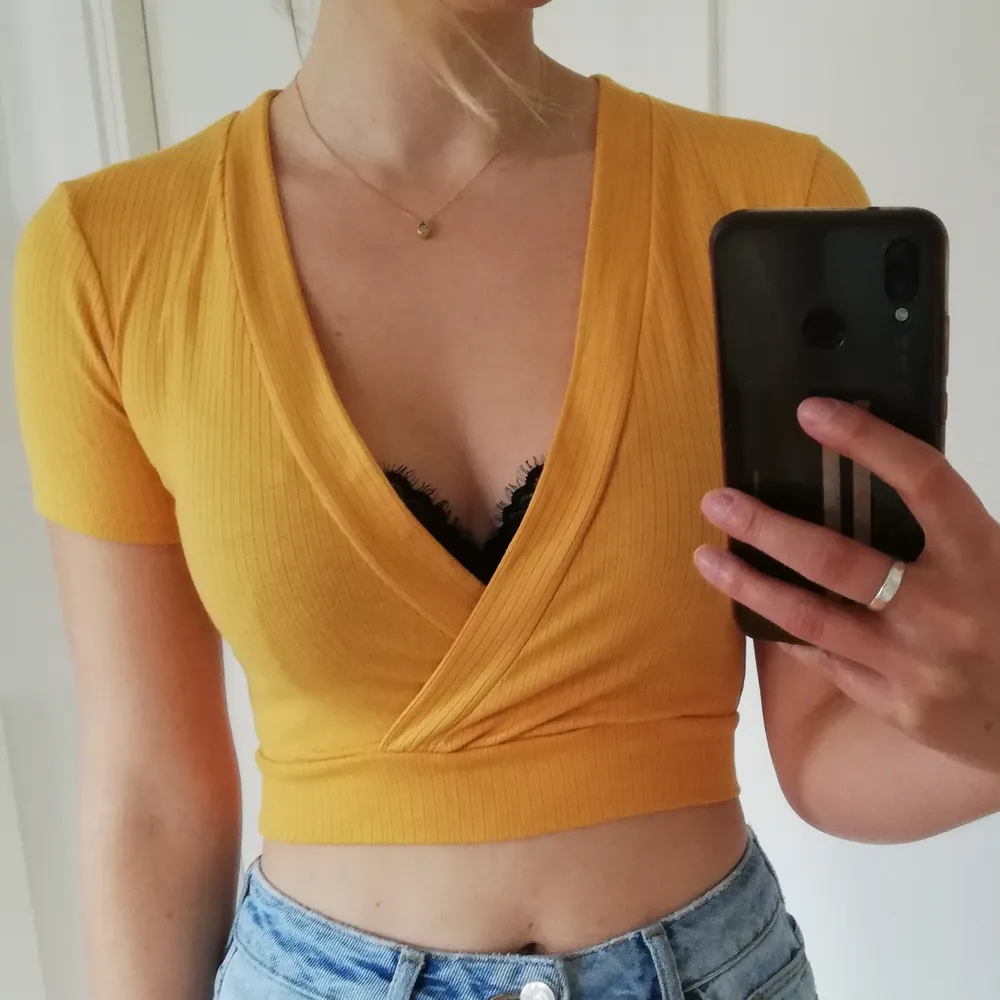 Senapsgul crop top från Zara, strl S. Knappt använd och i bra skick. Frakt ingår i priset. . Toppar.