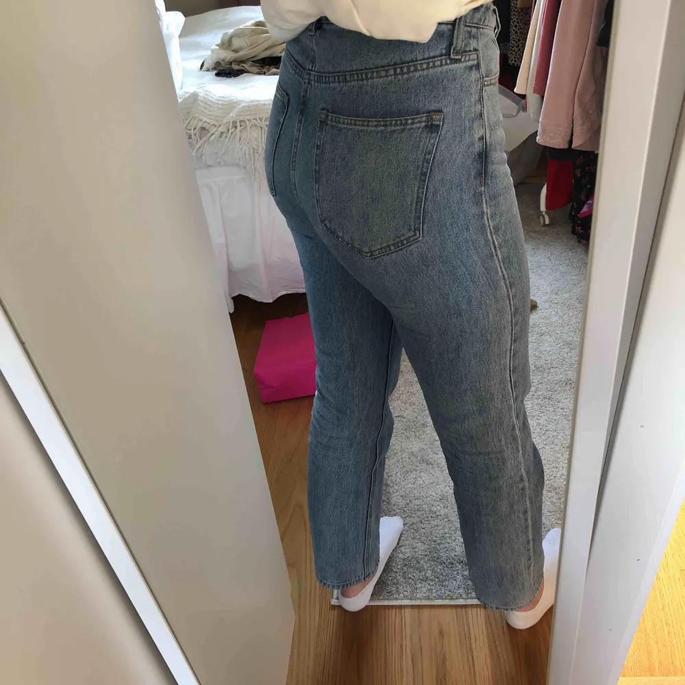 Säljer dessa jeans från HM. Jag är 173 och dem är lite för korta för mig. Använda fåtal gånger. Köparen står för frakt☺️☺️. Jeans & Byxor.