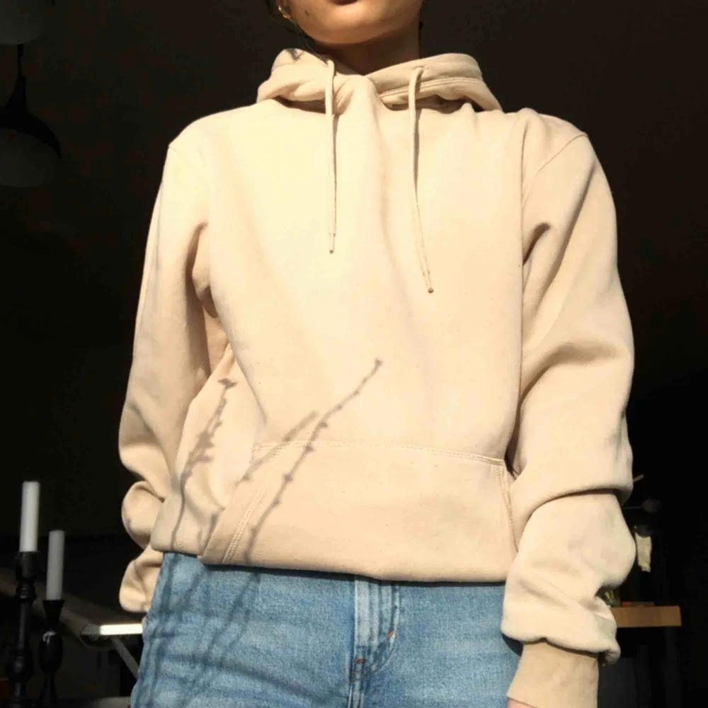 säljer en beige hoodie från H&M herr🧊 perfekt passform🥰 jag är normalt en xs/s frakt på 63kr🧸. Hoodies.