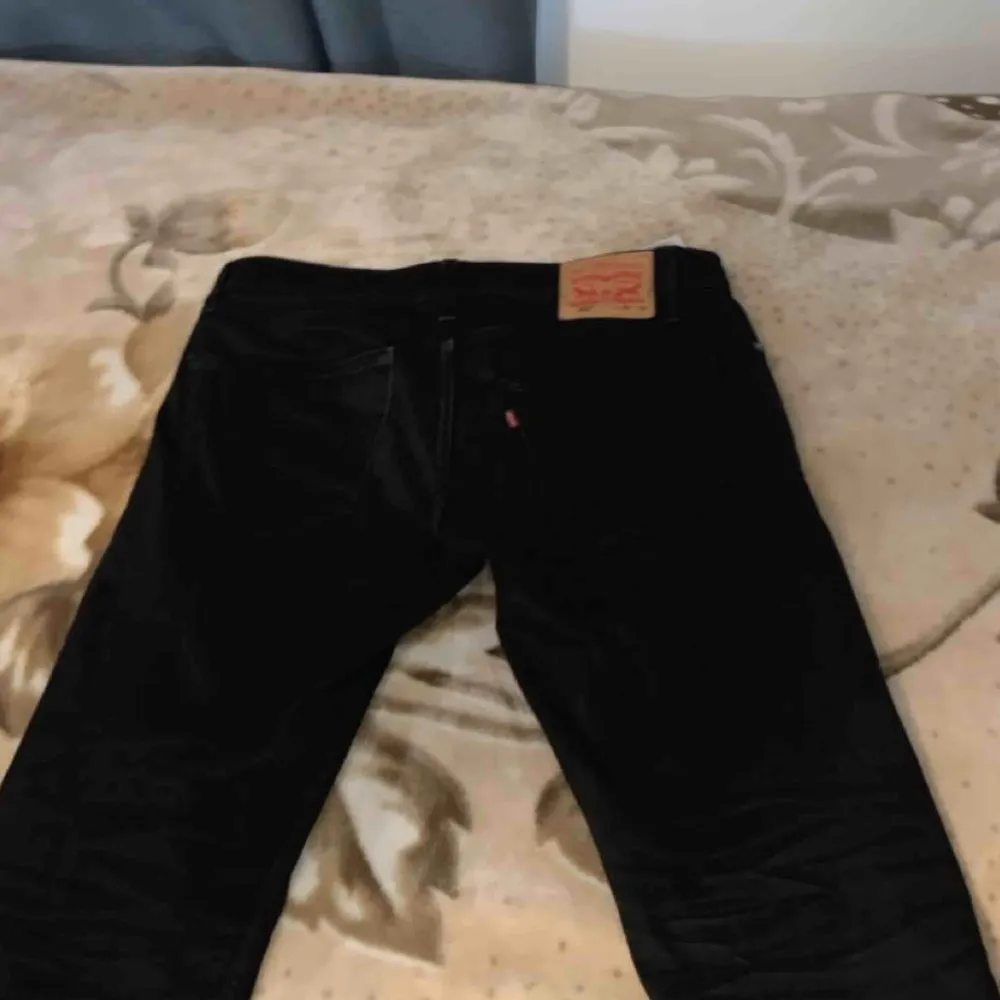 Snygga svarta Levis jeans för herr... tyvärr för små. Jeans & Byxor.
