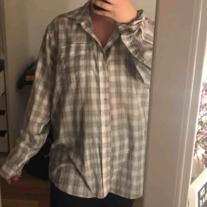  - Rutig skjorta som är köpt på second hand. Det är en herr skjorta men har använt den som en oversized över en annan tröja.