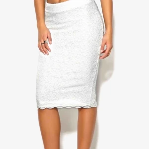  - Helt ny vit pennkjol med spets, ej genomskinlig. Passar xs/s, stretchig. 