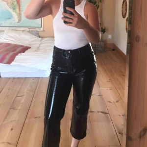  - Lackbyxor med vida ben, aldrig använda!!