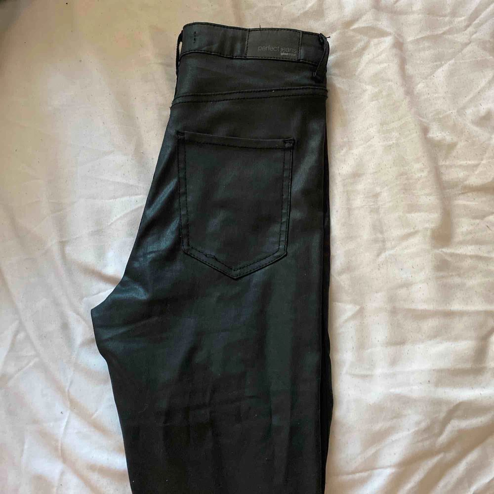 Snygga glansiga jeans från Gina Tricot i storlek S. Nypris 399kr men säljer för 150kr för vill bli av med dom. Aldrig kommit till användnig så inga skador! Kan mötas upp i Skåne annars står köparen för frakt💓 Skriv för mer info ele bilder!. Jeans & Byxor.