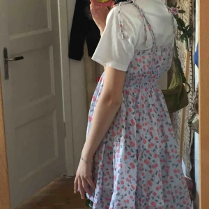  - En väldigt gullig liten klänning som också kan användas som kjol om man skulle vilja det! Köpt på sägen hand men i fint skick. Något jag inte längre använder!