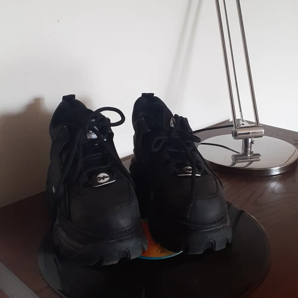 Svarta buffalos skor använda MAX 3 ggr så nyskick. sry för värdelösa bilder 💔 köpare står för frakt 💫. Skor.