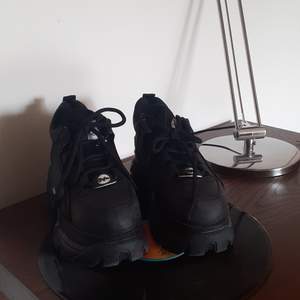 Svarta buffalos skor använda MAX 3 ggr så nyskick. sry för värdelösa bilder 💔 köpare står för frakt 💫