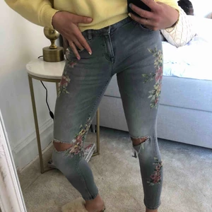 Ljusgrå jeans 🌸 - Supersköna ljusgrå jeans från Zara🌺🌸🌼 Snyggt tryck på framsidan av jeansen med blommor & även två hål knäna💐 frakten är inte med i priset🌷 