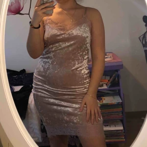  - En superfin crushed velvet klänning med spets både upptill och nertill, från Bik Bok. Klänningen är helt ny (oanvänd) i storlek M. Nypris är 199kr. Köparen står för frakt <3.