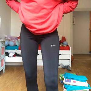 Nike dri-fit leggings size S with a zipper pocket and a phone pocket. Full length with zippers at the bottom as well. Selling because they’re too small for me, retail price is 600kr selling for 150kr!