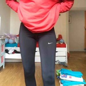  - Nike dri-fit leggings size S with a zipper pocket and a phone pocket. Full length with zippers at the bottom as well. Selling because they’re too small for me, retail price is 600kr selling for 150kr!