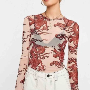  - As ball tröja från Urban outfitters, köptes här på Plick men har tyvärr inte kommit till användning och säljs därför. den är stretchig så passar XS, S och M skulle jag säga 🥰