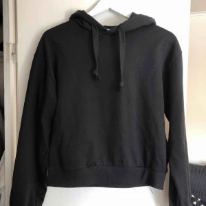  - Fin hoodie från na-kd. Riktigt fint skick, använd runt 2/3 gånger. :)