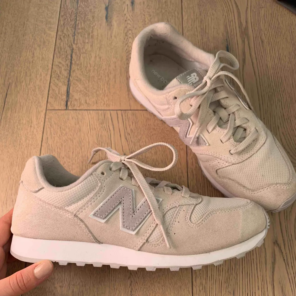 Säljer ett par new balance sneakers 373 i bra skick. Storlek 39. Kan mötas upp i Stockholm annars står köparen för frakten😊. Skor.