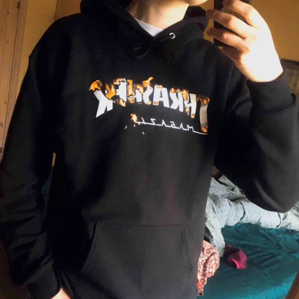 Hej! Säljer min helt nya nya hoodie som jag köpte från USA på nätet. Testad en gång, aldrig tvättad. Jag hann bli en storlek L medans den shippades hit. Finns inte i Sverige. Nypriset är $68, men frakt ($50) och tull ($100) gjorde köpet dyrare.. Hoodies.