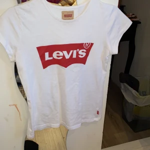 Levis - En fin tröja som knappt är använd🥰storlek xs det är en jätte liten prick på den men tror att det går bort i tvätten🥰