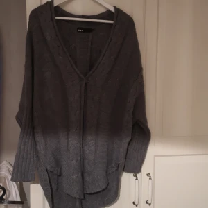 Stickad kofta  - Snygg varm kofta till hösten/vintern. Märke: Zoul. Strl Small(38:a)