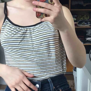  - Gulligt somrigt linne, Frakt tillkommer, betalning sker via swish💕 bara att skicka ett meddelande vid frågor/om du vill ha fler bilder mm🥳 går alltid att pruta 