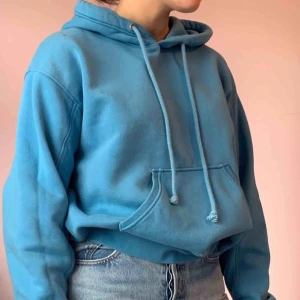  - Blå oversized hoodie💙 Skitsnygg och mysig! Den har några små färgfläckar men de syns knappt💙