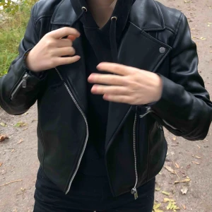  - Min skinnjacka från H&M som är såå fin :,( Jag personligen skulle önska att den vore ännu större - därav om någon har en liknande är byte ett alternativ! 🤑 Nuvarande bud 200kr avslutar tisdag kväll 21:30 SÅLD tills vidare