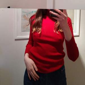 Röd tröja med halvpolo från Uniclu! Aldrig använd, köpte för 300kr:)