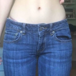  - superfina lågmidjade american eagle jeans!! står storlek 6, jag är typ 166 men kom dm om du är intresserad av mått. 