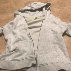  - Väldigt skön tröja, knappt använd och är tyvärr för liten för mig..