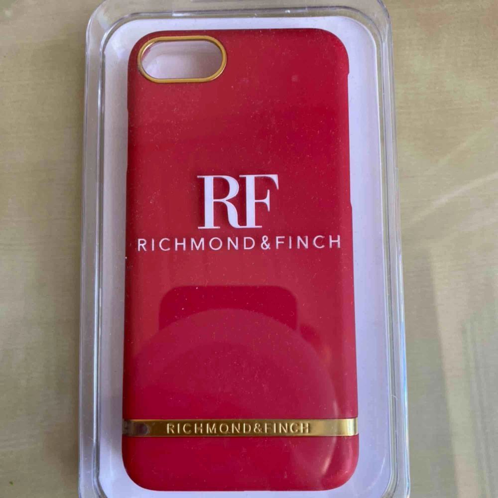 Säljer nu mitt asfina R&F skal i en underbar röd färg, liten fläck på guldremmen men annars perfekt, detta är inte så mycket använt och nypris var på 400kr 💞 Passar iPhone 8, 7, 6 och 6s. Accessoarer.