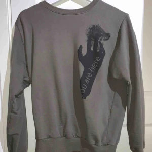  - Jätte mysig snygg tröja, från Italien så passar mer som en M☺️ Går att mötas upp i Gbg eller eventuellt lämna i brevlåda, annars tillkommer frakt 🌷