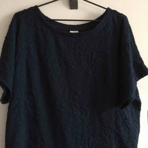  - Superskön marinblå tröja från ginatricot! Finns i Malmö. 