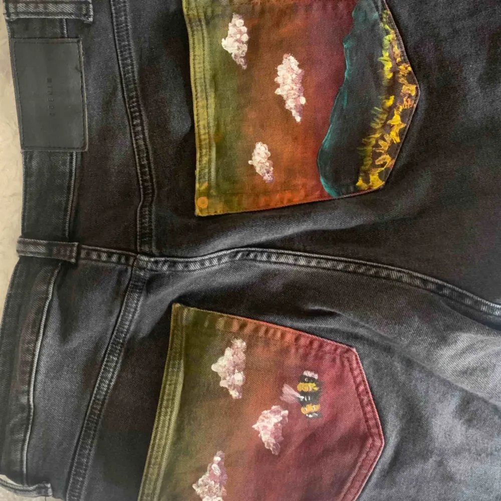 Svarta stretchiga jeans som jag målat på själv💕 . Jeans & Byxor.