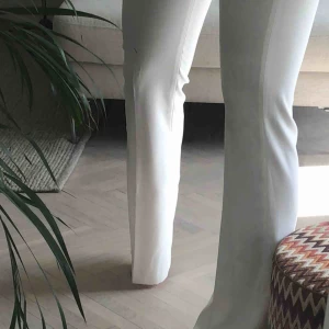  - Säljer dem perfekta vita kostymbyxorna. Långa och utsvänga. Använda en gång men för små för mig. Finns likadana i svart på min profil. 