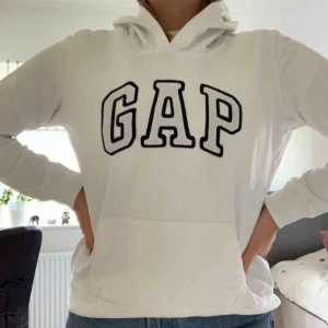  - Hoodie från GAP, köpt på GAP i SF, mer som en S, priset är ink frakt 