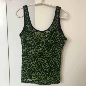 - Coolt linne i svart/neonfärgad spets. Från Monki. Måste tyvärr sorteras ut. ♥️ Betalning via Swish. Möts upp i Gävle, annars står köparen för frakt (+11 kr).