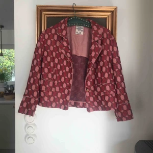  - Perfekt jacka/kavaj till våren. Strl 34 men skulle även passa en 36a. Från märket Baum und pferdgarten. Pris diskuteras!