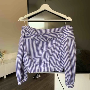  - Jättefin blå- vit randig ofshoulder blus från zara. Passar mig som vanligtvis har xs/ s