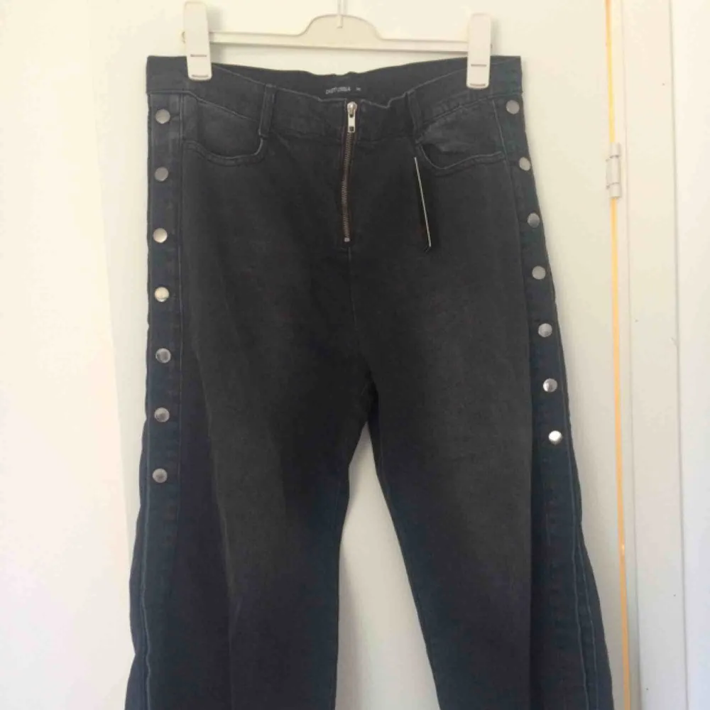 Helt nya jeans från Disturbia, säljes pga råkade bli fel storlek. Känns som en 46:a. Frakten ingår i priset och de finns på fler säljsidor 🌼. Jeans & Byxor.