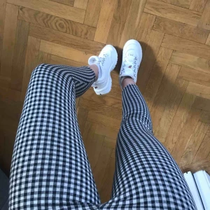  - Supersnygga rutiga byxor som jag tyvärr måste inse har blivit för små. Sparsamt använda, som nya! kan mötas upp i Trollhättan eller skicka mot fraktkostnad!