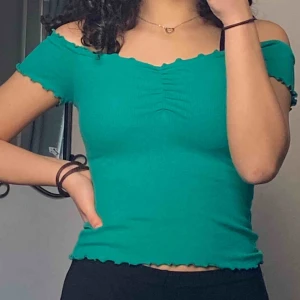 topp - Fin axellös topp från Hollister. Inte använd så mycket så i bra skick. Jättefin grön färg, men framkommer inte i kameran:(( möts upp i Stockholm annars tillkommer fraktkostnad 