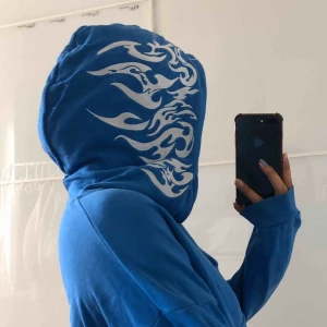  - Hoodie, stor luva med mönster  Köparen står för frakt, kan mötas i centrala sthlm